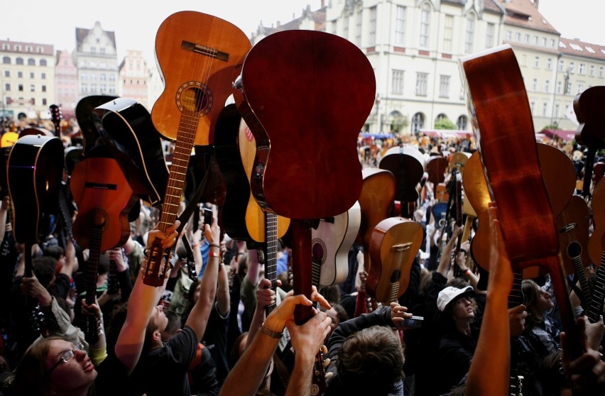 01.05.2010 wroclaw . rynek . bicie gitarowy rekord swiata ....