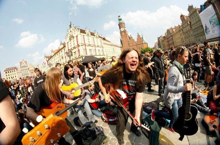 30.04.2011 wroclaw gitarowy rekord guinessa 2011 . wroclaw...