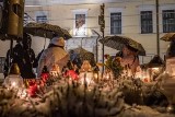 Kraków. "Twoją wolą jest POKÓJ". Czuwali pod Oknem Papieskim w 17. rocznicę śmierci św. Jana Pawła II [ZDJĘCIA]