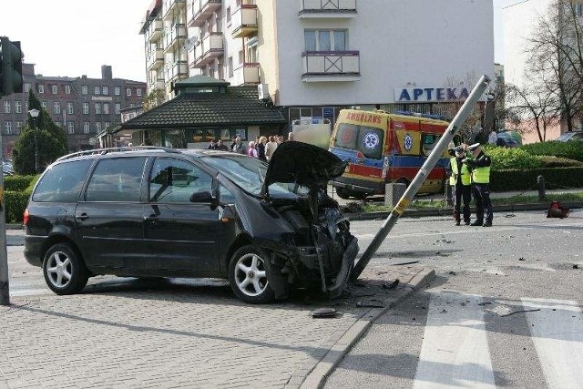 Po wypadku skrzyżowanie w centrum Kostrzyna było zamknięte przez ponad cztery godziny. Uszkodzona została też sygnalizacja świetlna, którą już naprawiono.