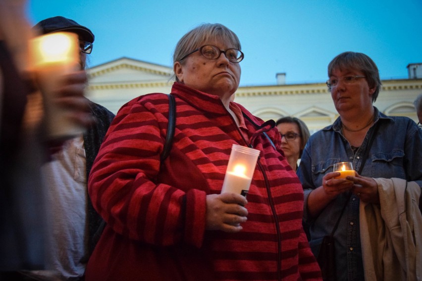 Protest przed Sądem Okręgowym w Lublinie. Setki zniczy, flagi i hymn (ZDJĘCIA, WIDEO)