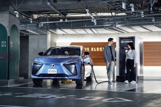 Wyróżnikiem stacji szybkiego ładowania Lexusa ma być obsługa klienta zgodna z zasadami japońskiej gościnności Omotenashi. Klienci w trakcie ładowania mogą skorzystać z szeregu usług, by jak najlepiej wykorzystać czas, gdy auto uzupełnia energię.
