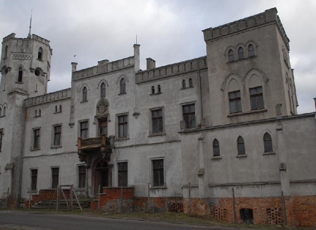 Zabytek stoi w tej nieuczęszczanej części wsi. Robi naprawdę niesamowite wrażenie. Gotowa scenografia do sztuki o duchach....