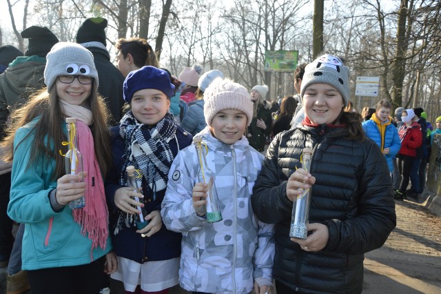 Młodzi z TAK-a rozdawali wczoraj butelki z rysunkami dla upamiętnienia Ireny Sendlerowej.