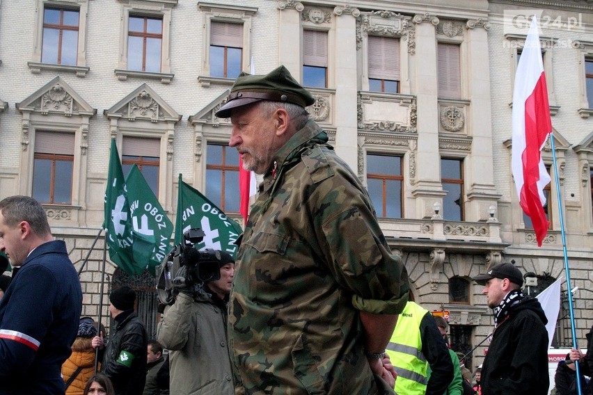 VII Szczeciński Marsz Niepodległości. Apel pamięci, odśpiewanie hymnu i przejście ulicami miasta