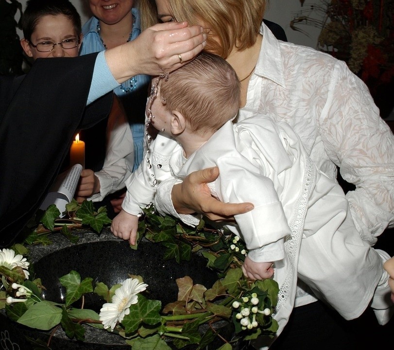 Sakrament chrztu przyjęło w Polsce 392 446 osób (dla...