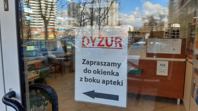 Postępująca epidemia koronawirusa w Polsce wymusza wprowadzenia kolejnych zmian. Wszystko po to, aby zapewnić bezpieczeństwo zarówno klientom, jak i pracownikom. Jak wygląda sytuacja w toruńskich aptekach oraz przychodniach? SZCZEGÓŁY NA KOLEJNYCH STRONACH  >>>>tekst: Lida BordewiczCzytaj także: Limity na zakupy w Rossmannie. Co z Biedronką?Czytaj: Rośnie liczba osób podejrzanych o zakażenie koronawirusem w Kujawsko-Pomorskiem!