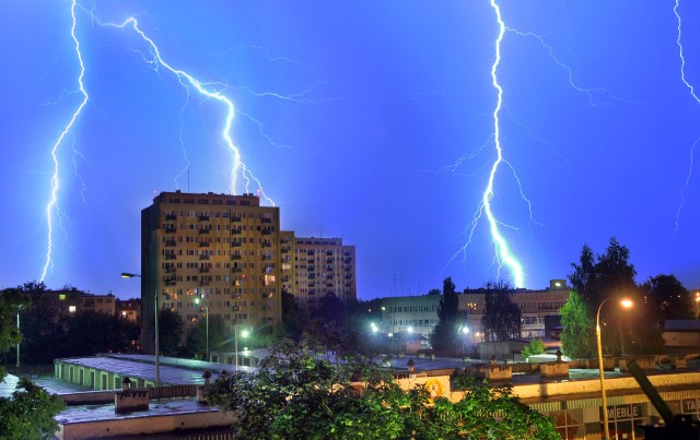 W sobotę (3.07) nad regionem pojawią się gwałtowne opady deszczu i burze - ostrzegają meteorolodzy.