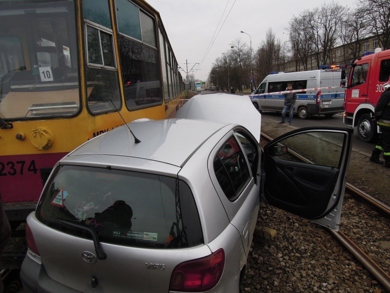 Wypadek na Politechniki. Samochód zderzył się z tramwajem - ranna kobieta [zdjęcia, FILM]