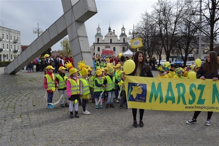 Uczestnicy ubrani byli w kolorowe elementy. Dominowały...