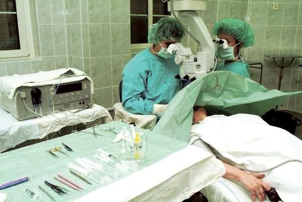 Szpitale przekraczają limity po to, by ratować ludzi. W Szpitalu Wojewódzkim w Koszalinie limity na 2003 rok na koronaroplastykę i wszczepianie stentów wyczerpią się już za półtora miesiąca.