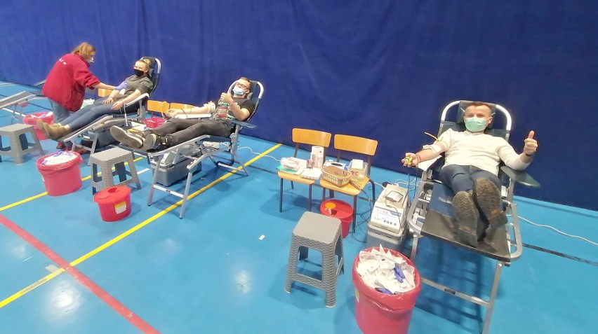 Walentynkowa akcja oddawania krwi we Włoszczowie. Wielu chętnych w hali Ośrodka Sportu i Rekreacji (ZDJĘCIA)