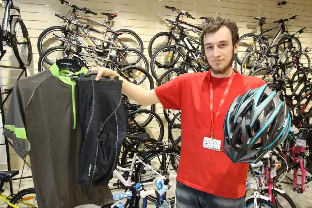 Łukasz z Martes Sport prezentuje idealny strój na rower - wygodne spodenki z wkładką, termoaktywną koszulkę i kask na głowę. 