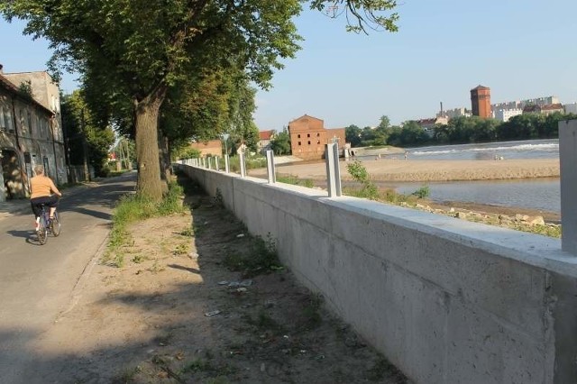 Mur przeciwpowodziowy w Brzegu wybudowali... przedsiębiorcy Murek zabezpiecza najniższą część wyspy, a kolejne działania będą polegały na inwentaryzacji i pomiarach geodezyjnych, tak by określić inne miejsca, przez które w razie zagrożenia może się wlewać woda.