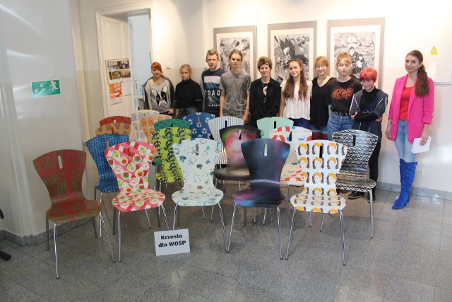 Uczniowie Zespołu Szkół Plastycznych w Bielsku-Białej w efektowny sposób pomalowali krzesła dla WOŚP, które będą licytowane w sobotę 12 stycznia w Galerii Sfera