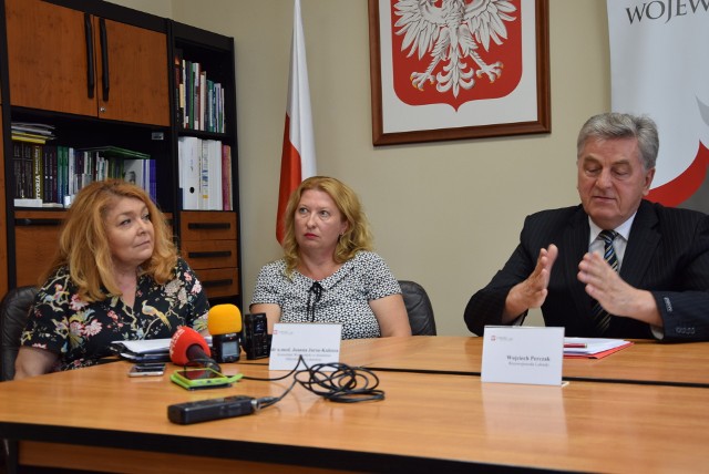 Konferencja władz wojewódzkich i nadzwyczajna sesja sejmiku województwa lubuskiego, poświęcona bakterii New Delhi. Na zdjęciu od lewej: Dorota Baranowska, Joanna Jursa-Kulesza, wicewojewoda Wojciech Perczak.