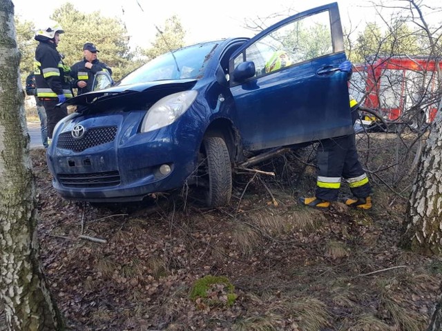 Dziś (9 lutego) na drodze wojewódzkiej 254 w Nowym Dąbiu (gmina Łabiszyn) doszło do wypadku. - Auto osobowe po dachowaniu wypadło z drogi. Kierująca autem kobieta została przebadana przez ZRM na miejscu - relacjonują strażacy z OSP Łabiszyn.