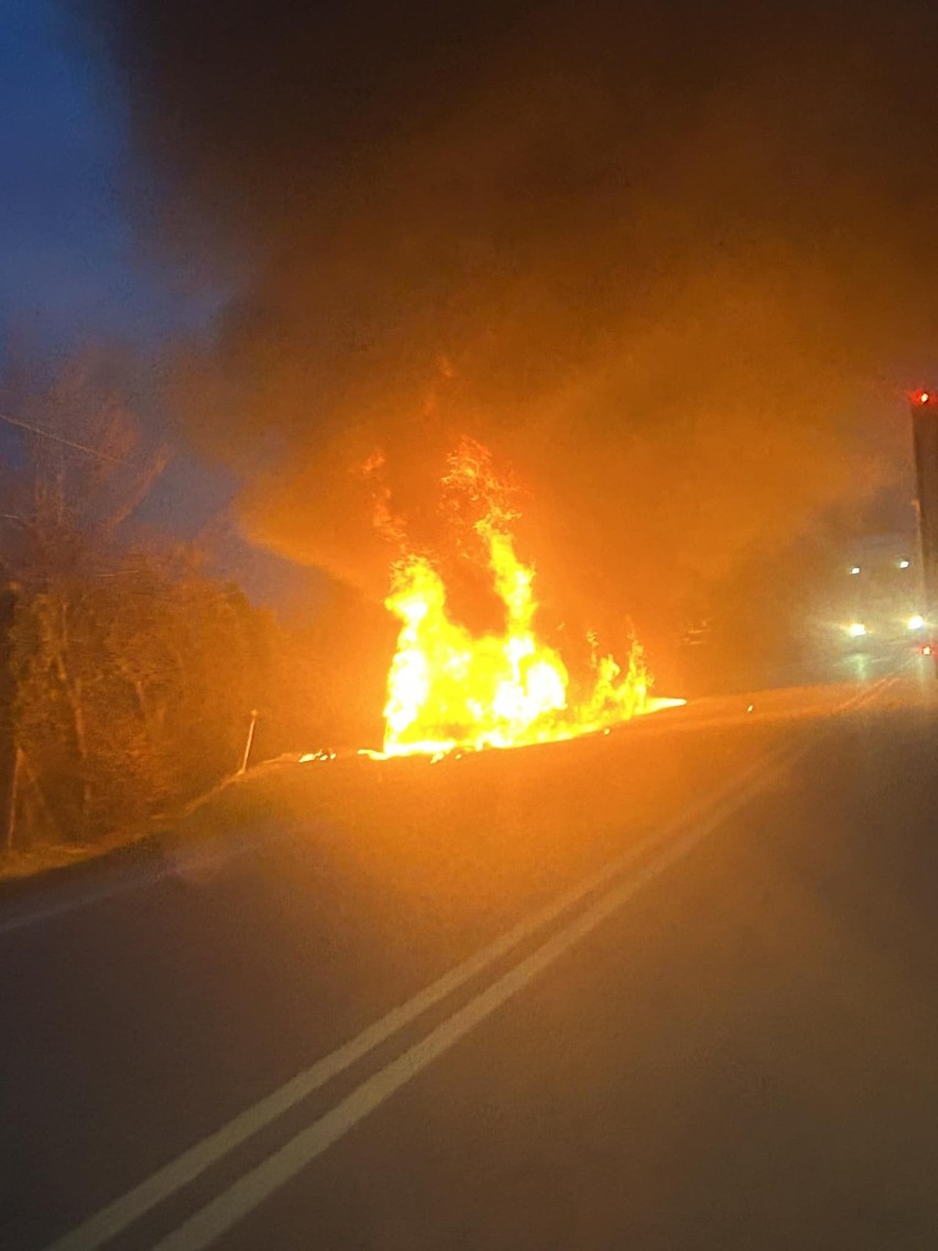Groźny pożar samochodu dostawczego w gminie Pniewy, w powiecie grójeckim. Autem jechało 6 osób