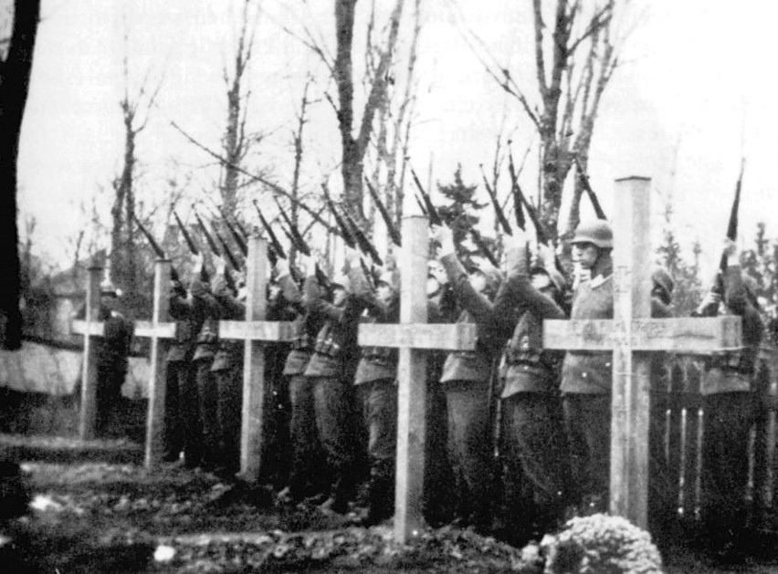Honorowa salwa przy mogiłach żołnierzy niemieckich, zabitych...