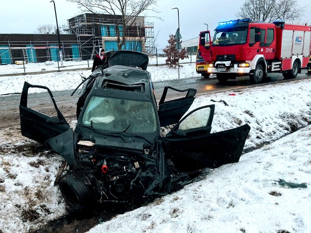 Groźny wypadek w powiecie gdańskim! Auto dachowało i wpadło do rowu. Dwie osoby zostały ranne