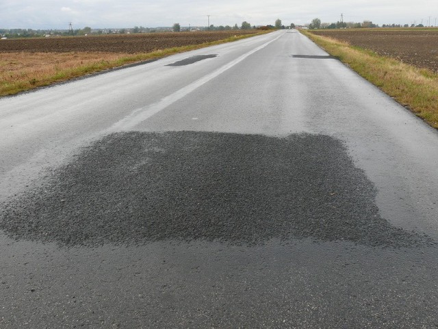 Tak wygląda droga Jędrzejów - Mokrsko niespełna trzy lata po gruntownej modernizacji.
