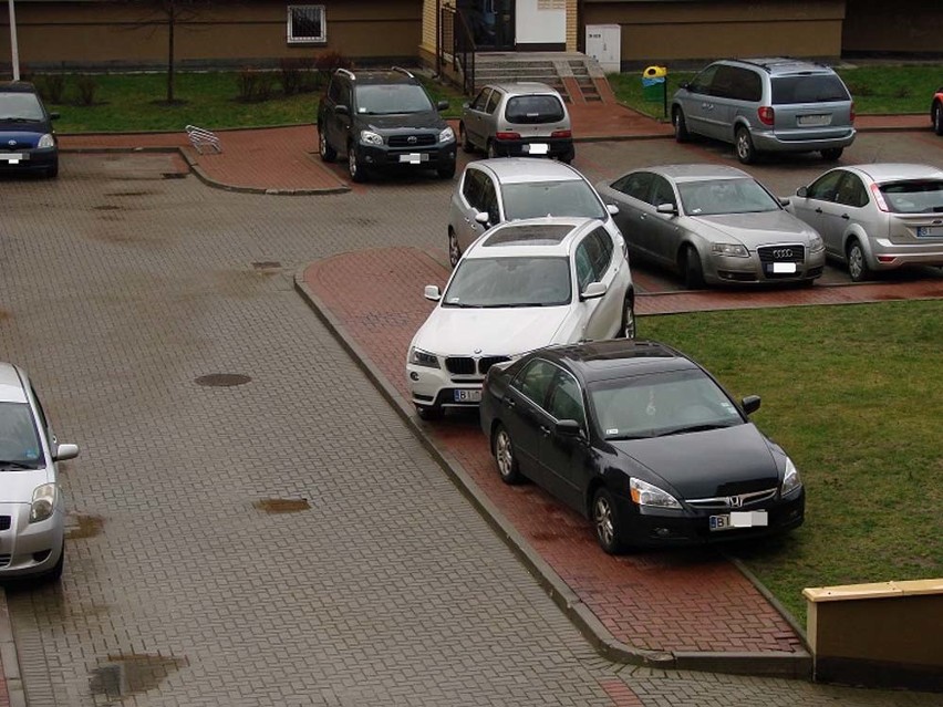 Notoryczne parkowanie BMW na ul. Pileckiego. Honda też nie lepsza