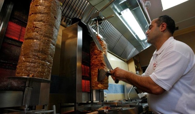 Popularność szybkiego jedzenia na mieście można dostrzec szczególnie w ilości otwieranych różnego rodzaju barów czy restauracji tj. jak pizzerie czy popularne „kebabownie”. Poniżej prezentujemy subiektywny ranking najlepszych kebabów w Toruniu. Jaki jest wasz typ? CZYTAJ DALEJ NA KOLEJNYCH STRONACH >>>>>Zobacz także: TOP 10 Najlepsze restauracje w Toruniu według TripAdvisor. Gdzie jest najlepsze jedzenie? [RANKING, ZDJĘCIA, OCENY] NowosciTorun 