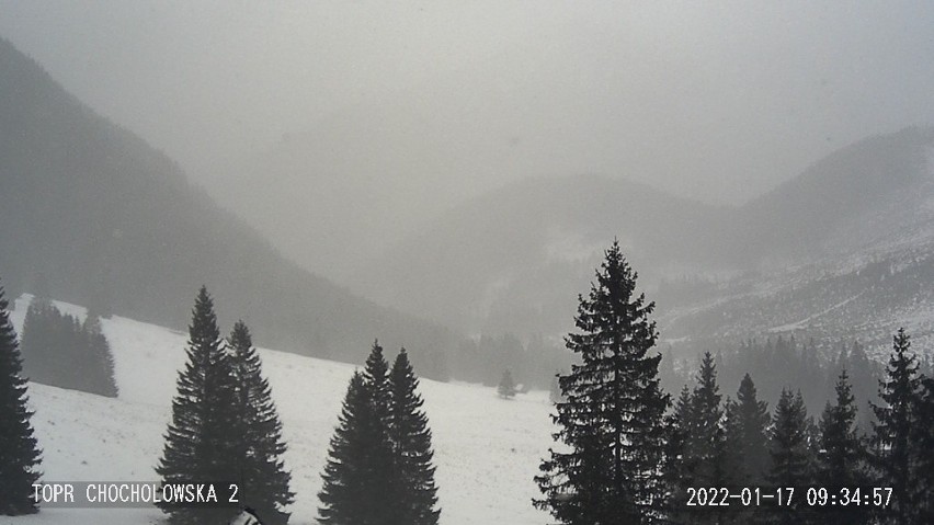 Tatry. Fatalne warunki w górach. Wieje silny wiatr. Nie działa kolejka linowa na Kasprowy Wierch 