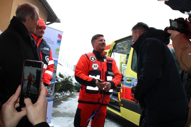 Marszałek Łukasz Smółka przekazał kluczyki do nowego ambulansu stacjonującego w Kocmyrzowie