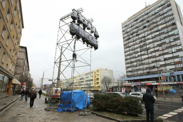 Z zajezdni przy ul. Grabiszyńskiej wyruszy Duch Odbudowy, opowiadający o historii powojennego Wrocławia. Jednym z punktów na trasie będzie plac Legionów. Stoją tu już rusztowania z reflektorami. Pochód dotrze tu około godziny 17.35, a artyści przygotowują widowisko "Ściana ognia". Niespełna pół godziny później pochód "Przebudzenia" wyruszy do Rynku.