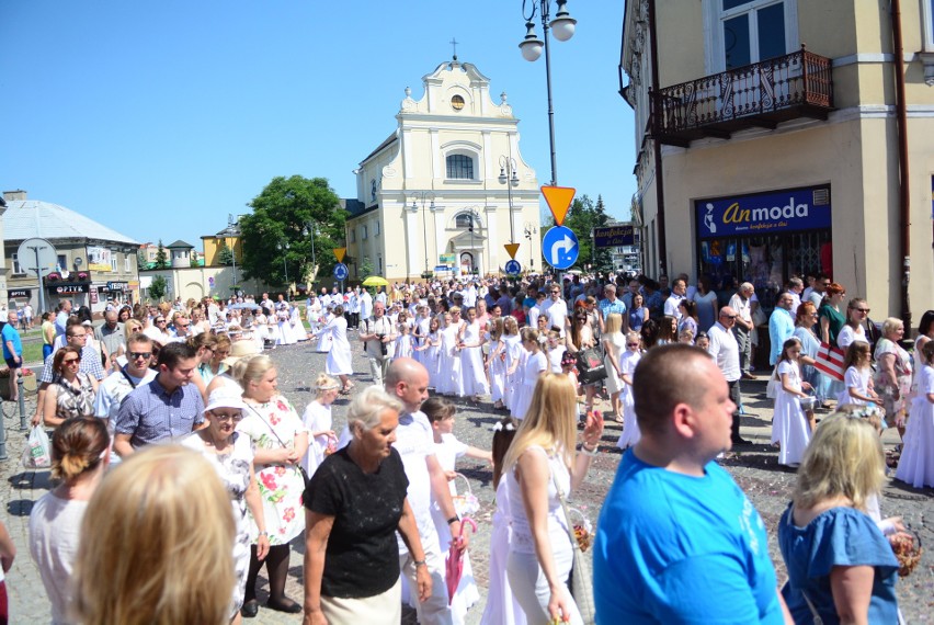 Trasy, którymi podążały procesje były udekorowane proporcami...