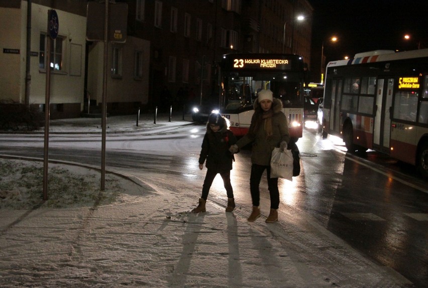 Paraliż na ulicach Radomia i regionu. Zamarzający deszcz zamienił jezdnie w ślizgawki. Autobusy opóźnione, kierowcy stoją w wielkich korkach