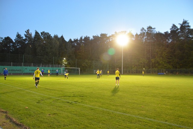 Mecz sparingowy na boisku treningowym rozegrały podczas symbolicznego otwarcia MLKS Krajna i GROM Więcbork.