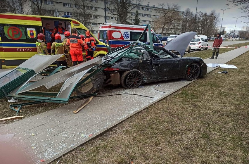 Kierowca i pasażer sportowego samochodu zostali lekko ranni