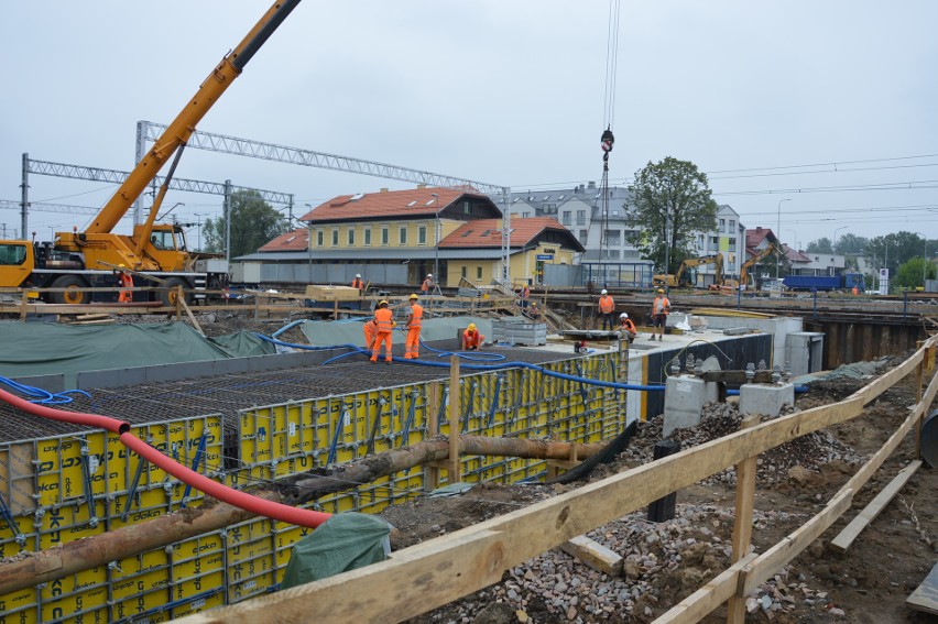 Skawina. Nad torami kolejowymi zburzono już kładkę dla pieszych. Teraz budowane jest przejście podziemne. Będą jeszcze dwa 