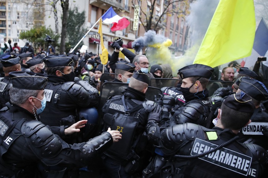 Paryż: Bomby dymne, ogień i bitwa z policją. Protest...