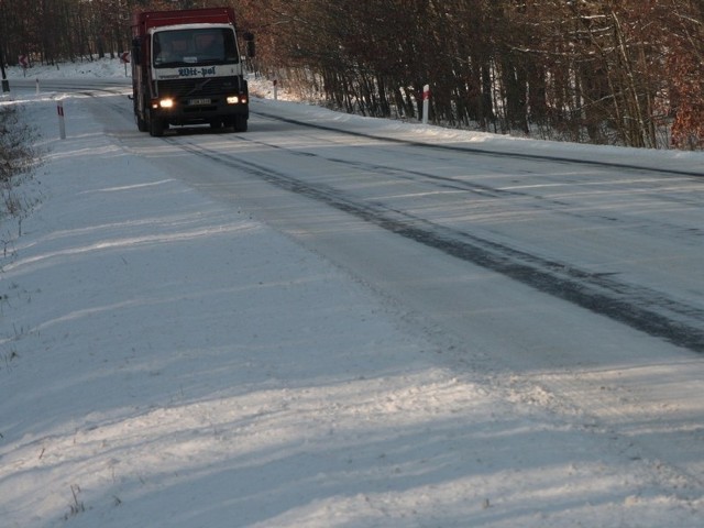 Drogi w powiecie międzyrzeckim i na lubusko-wielkopolskim pograniczu pokryte są śniegiem oraz błotem.