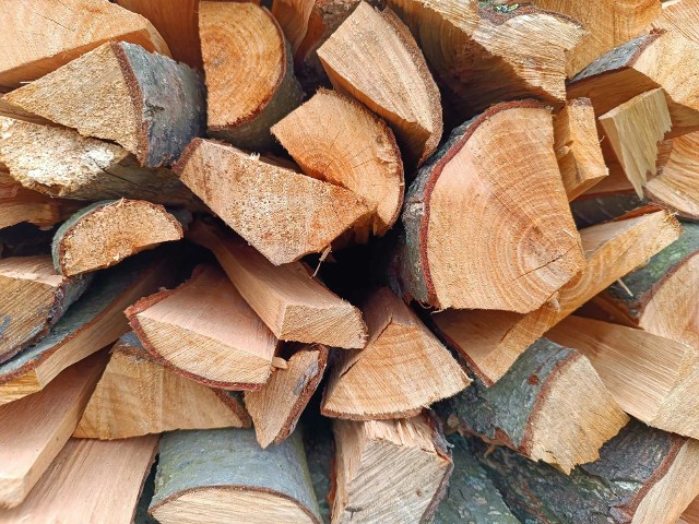 Długość okresu sezonowania jest zależna od kilku aspektów. Jest to m.in.: gatunek drewna, pora jego pozyskania z lasu, rozdrobnienia czy warunków, w jakich ten proces zachodzi.