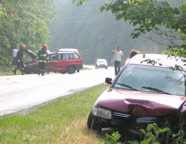 Wczoraj w Augustowie volkswagen passat uderzył w słup oświetleniowy. Później w oplel astra zderzył się z cinqucento.