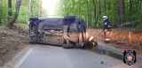 Wypadek na drodze do Piecek pod Bydgoszczą. Auto wylądowało na boku [zdjęcia]