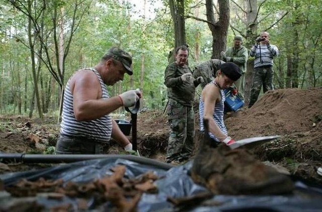 Tak przebiegały ekshumacje w październiku zeszłego roku. Większość wykopanych wtedy ciał nie miała głów. Kości przeniesiono na cmentarz wojenny w Gorzowie.
