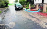 Deszczówka zalewa ulicę Matejki w Słupsku