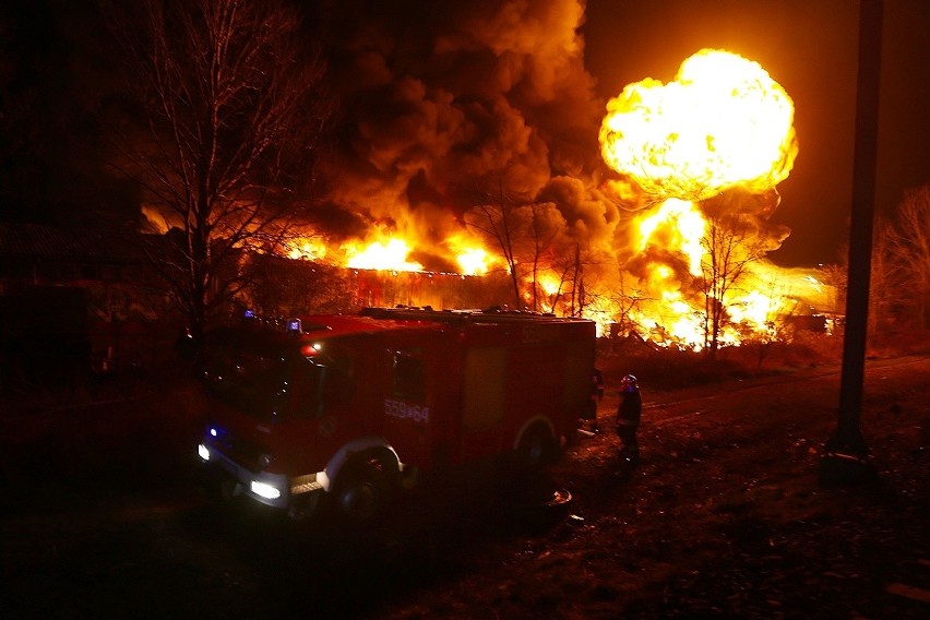 Ogromny pożar na terenie składu materiałów budowlanych MB 03...