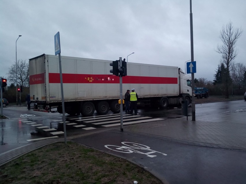 Wypadek na ul. 26 kwietnia. Ciężarówka potrąciła pieszą. Kobieta zmarła w szpitalu [ZDJĘCIA]