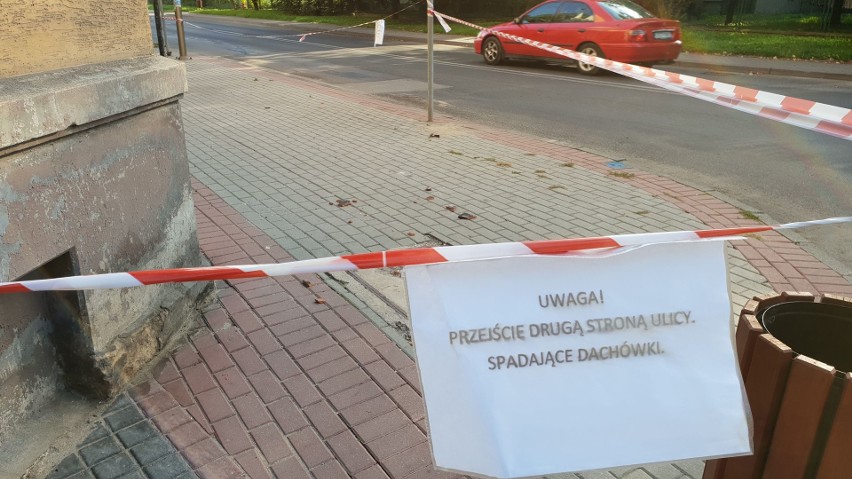 Dachówki spadają z dachu PCPR w Strzelcach Opolskich