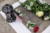 Odsłonięcie specjalnych płyt chodnikowych w przestrzeni Gdańska upamiętniających miejsca śmierci 8 ofiar Grudnia '70