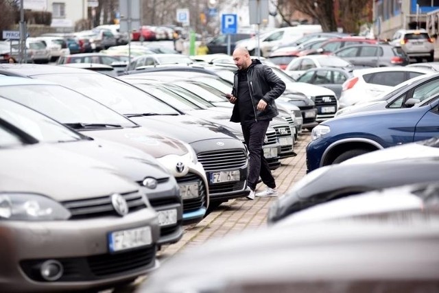 Zielonogórzanie regularnie narzekają na brak miejsc parkingowych. Problem jest powszechny m.in. przy Szpitalu Uniwersyteckim oraz w śródmieściu