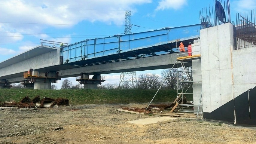 Ostatni etap budowy konstrukcji mostu nad Wisłą w ciągu...