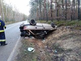 Gmina Kazanów. Wypadek na drodze lokalnej pod Kowalkowem. Dachowanie samochodu 