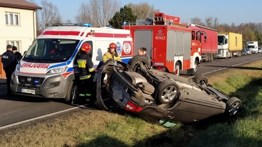 Dwie osoby poszkodowane w wypadku na drodze krajowej 72 pod Brzezinami
